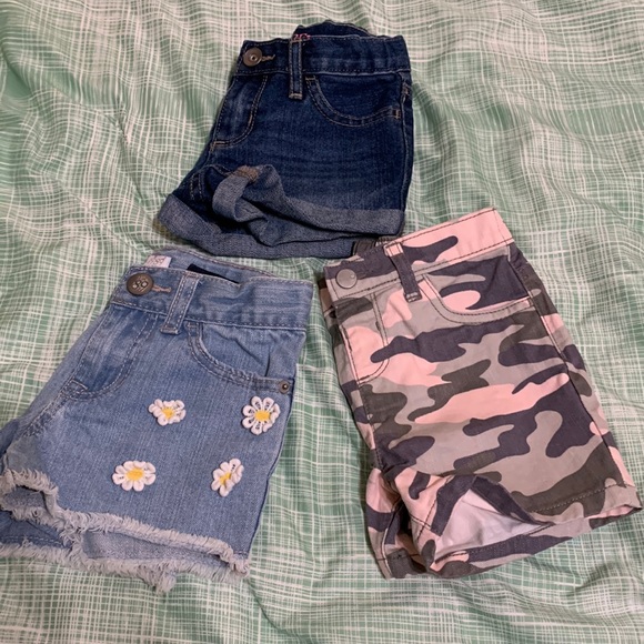 Girl’s Summer Shorts (Bundle) The Children’s Place - Sizes 4, 4T and 5 - Picture 1 of 4